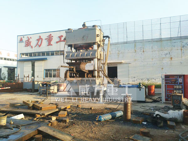 2000吨液压机加工生产现场图片