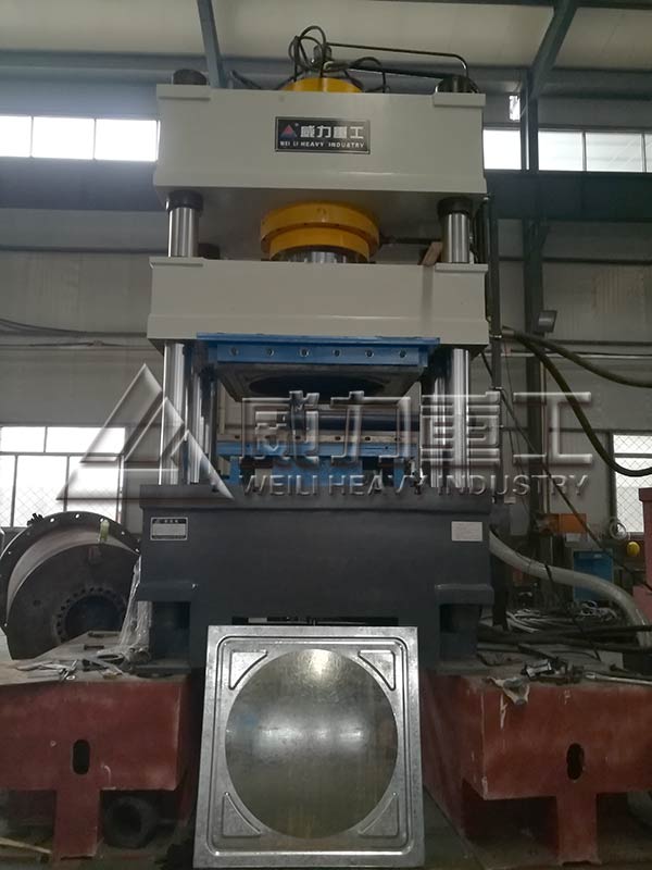 630吨不锈钢水箱液压机试机成功