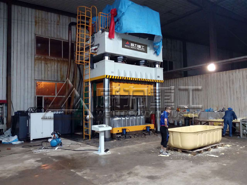 山东威力重工生产的2000吨化粪池液压机