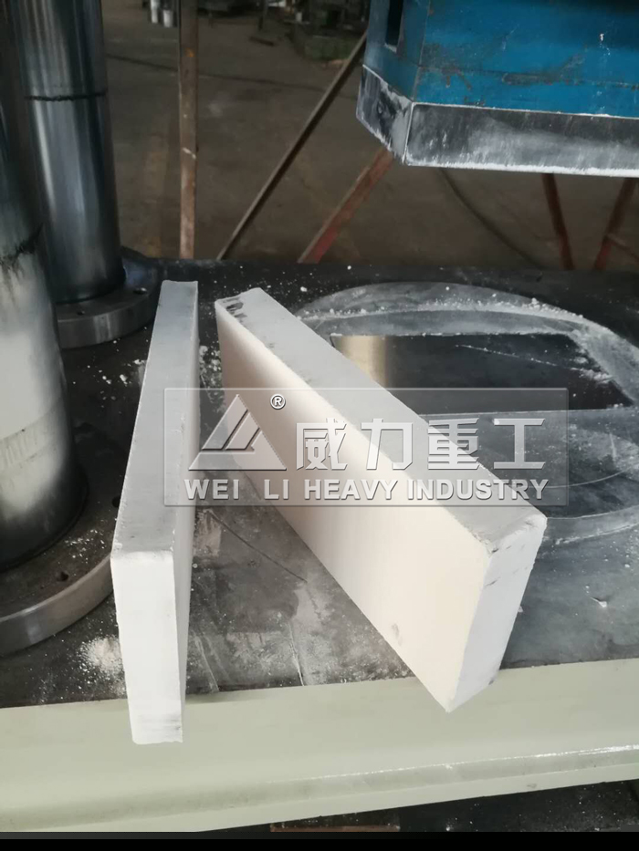 250吨液压机试机压制粉末成品