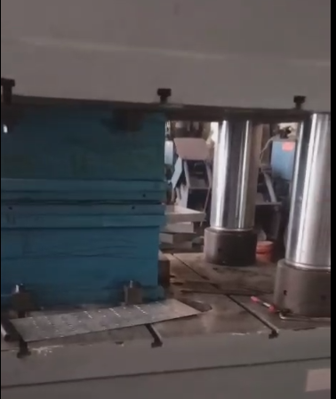 客户使用液压机冲压加工地沟盖板现场