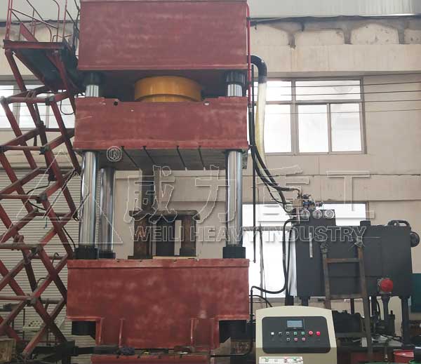 1000吨砖托板成型液压机的加工生产现场