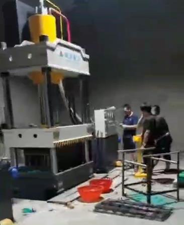 复合漏粪板液压机客户使用现场