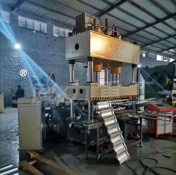 200吨彩石金属瓦成型液压机
