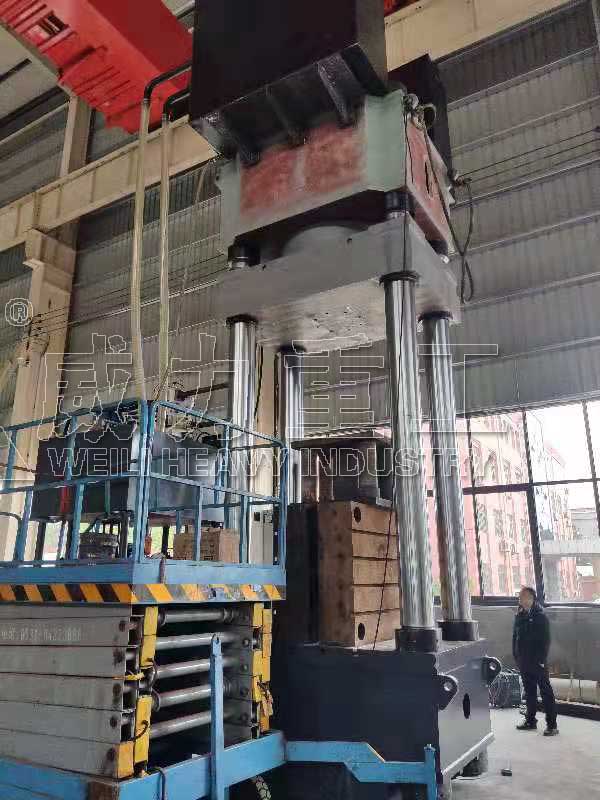 2000吨匣钵坩埚成型液压机生产加工现场