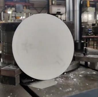 500吨液压机压制成型氧化铝陶瓷片