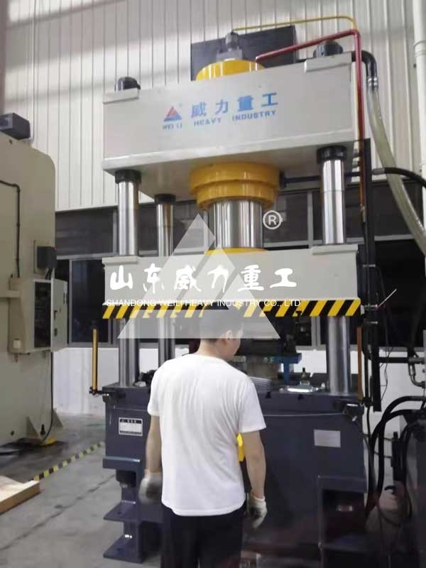 800吨汽车发动机罩模压液压机